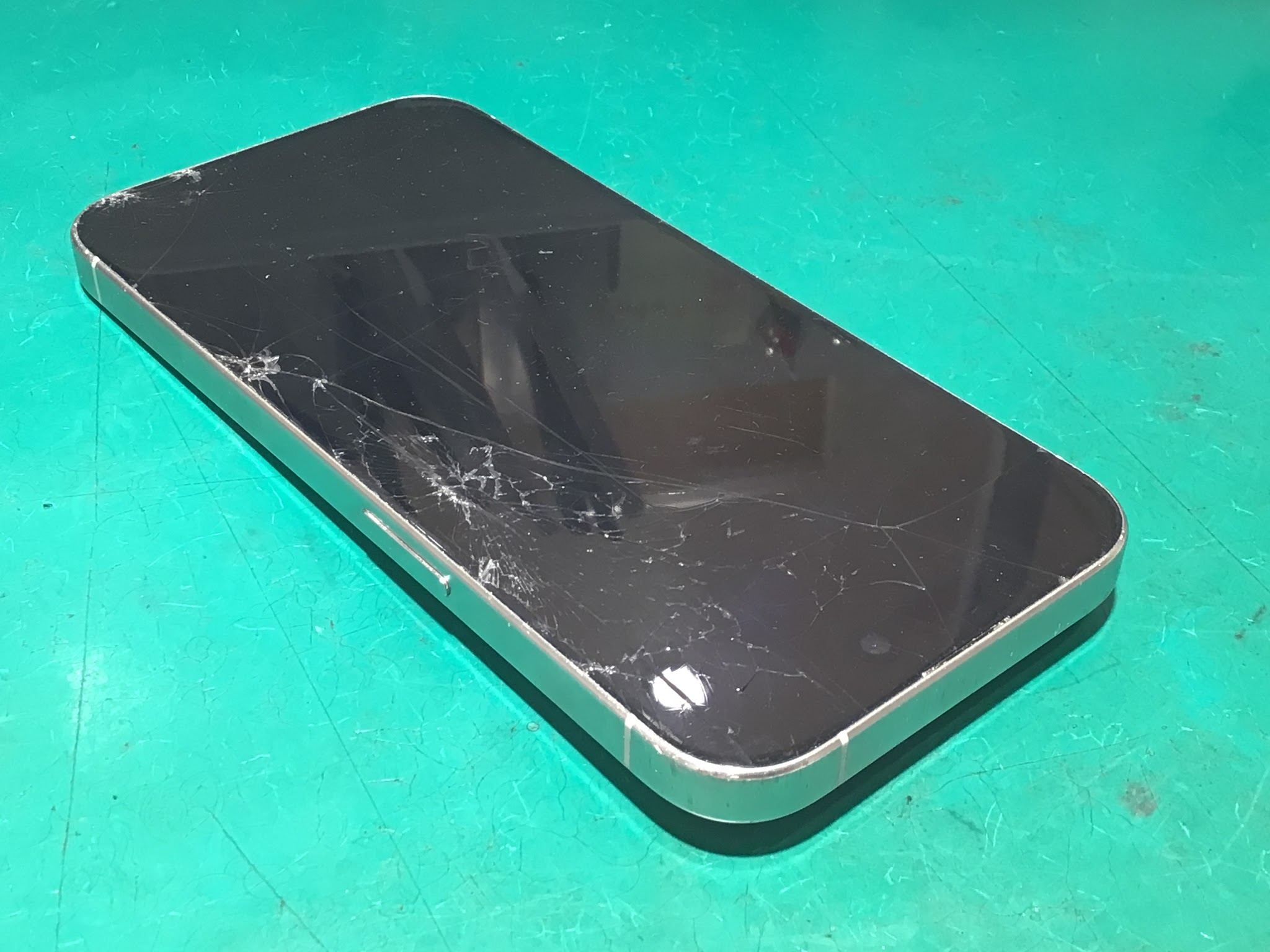 iPhone15Pro(アイフォーン)の画面割れ修理はスマホ修理工房グランデュオ蒲田店にお任せ下さい！